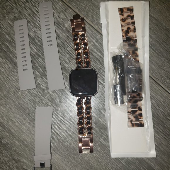 FitBit Versa 2 with charger & 2 fashion bands - Picture 6 of 11